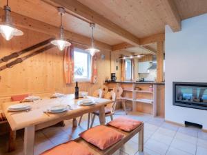 een eetkamer met een tafel en een open haard bij Baier in Stadl an der Mur