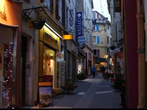 an alley with buildings and people walking down a street at Charmant Studio Climatisé plein centre d'Aubagne in Aubagne
