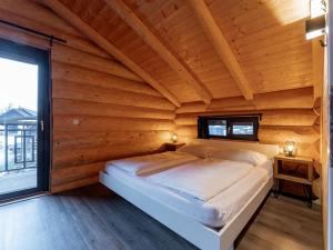 una camera da letto con un letto in una stanza di legno di Jenig 4A a Jenig