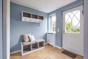 una camera blu con una sedia e una porta di Haus Seefahrer 1 a Goting