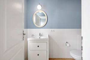 un bagno con un lavandino bianco e uno specchio di Haus Seefahrer 1 a Goting