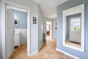 un corridoio con due porte e uno specchio di Haus Seefahrer 1 a Goting