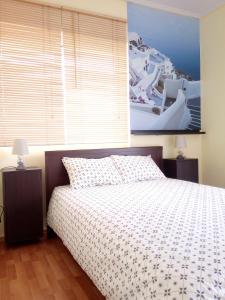 sypialnia z łóżkiem i dużym oknem w obiekcie Apartment Elena w Pireusie