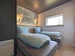 ein Schlafzimmer mit zwei Betten und einem Fenster in der Unterkunft Feriendorf Seeblick - Tiny Chalet Nr 3 in Neunburg vorm Wald