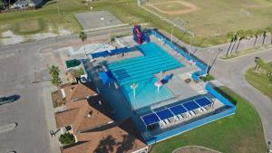 Hồ bơi trong/gần Rock the Boat by AvantStay 5 Blocks to Beach