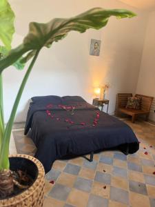 una camera da letto con un letto e una pianta in vaso di Lartbook Mty a Monterrey