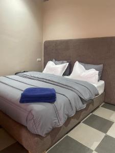 duże łóżko z niebieskim kocem w obiekcie bourrous luxury camp w mieście Oulad Boudene +28 zdjęć