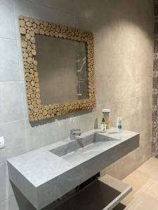 łazienka z dużą umywalką i lustrem w obiekcie bourrous luxury camp w mieście Oulad Boudene