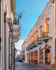 een stadsstraat met gebouwen aan beide zijden bij Friducha en Barrio Antiguo Mty in Monterrey