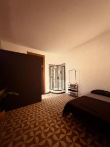 een slaapkamer met een bed en een raam bij Friducha en Barrio Antiguo Mty in Monterrey