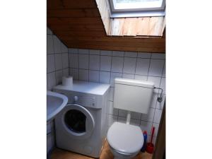 een badkamer met wasmachine en toilet bij Cabin in Meiserich with swimming pool in Meiserich