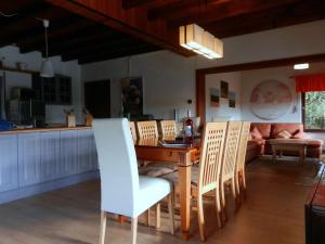 een eetkamer en keuken met een tafel en stoelen bij Cabin in Meiserich with swimming pool in Meiserich +14 foto's