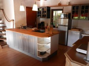 een keuken met een eiland in het midden van een keuken bij Cabin in Meiserich with swimming pool in Meiserich