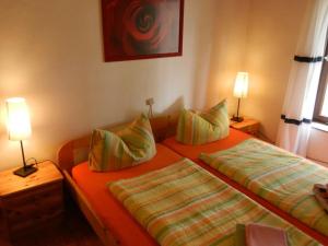 2 aparte bedden in een kamer met 2 lampen bij Cabin in Meiserich with swimming pool in Meiserich