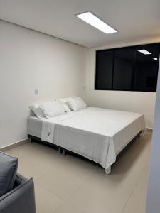 een slaapkamer met een groot bed in een kamer bij Studio Connect Life in Teresina +14 foto's