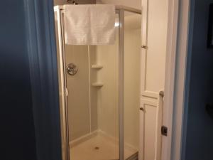 een douche met een glazen deur in een badkamer bij Apartment In Saskatoon in Saskatoon +8 foto's