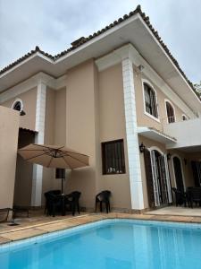 Swimmingpoolen hos eller tæt på Morumbi Quartos Mansão 278