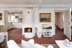 un soggiorno con camino e TV di Sanfte Brise 1- links a Oevenum