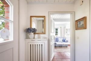 un corridoio con porta che conduce a un soggiorno di Sanfte Brise 1- links a Oevenum