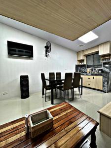 una cucina e una sala da pranzo con tavolo e sedie di M&R Properties Philippines Lots 20 & 21 Family & Group Transient Homes Bella Vita Bangad Cabanatuan City NE 3100 a Bangad