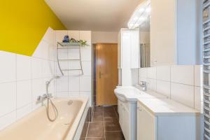 een badkamer met 2 wastafels en een bad bij Ferienwohnung Erika in Dassow