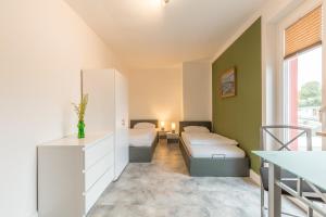 een kleine kamer met 2 bedden en een tafel bij Ferienwohnung Erika in Dassow