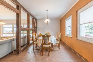 een eetkamer met een tafel, stoelen en ramen bij Ferienwohnung Erika in Dassow +29 foto's