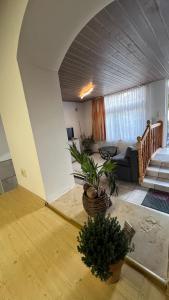 ein Wohnzimmer mit Sofa und Tisch in der Unterkunft Nest & Rest Homes in Weiterstadt