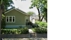 een kleine kas met bomen en struiken bij Apartment In Saskatoon in Saskatoon