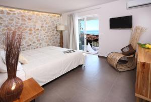 A television and/or entertainment centre at Pantokrator Hotel