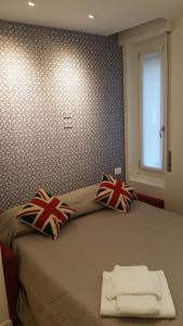 een slaapkamer met een bed met 2 kussens erop bij Fralillo House in Verona