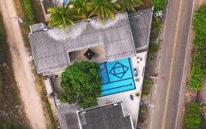 an overhead view of a house with a pool and trees at Oasis de Ricaurte in Ricaurte