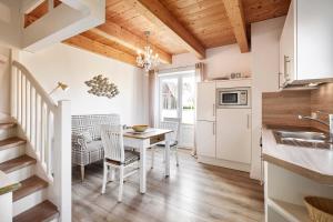 een keuken en eetkamer met een tafel en stoelen bij Strandnest in Witsum