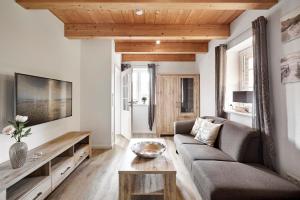 een woonkamer met een bank en een tafel bij Strandnest in Witsum