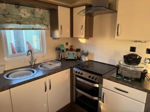 Køkken eller tekøkken på Turnberry Holiday Park fantastic Seaview