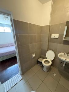 een badkamer met toilet en wastafel bij Hotel Rid in Mar del Plata +39 foto's