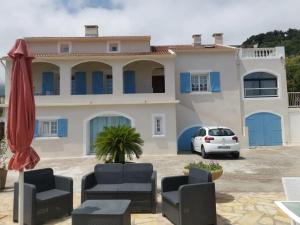 een witte auto geparkeerd voor een huis bij Appartement Vue Mer à Bastia, terrasse et piscine privée. in Bastia