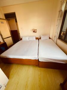 En eller flere senge i et værelse på New Buddha Bhoomi Guest House + 2 billeder