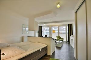 En eller flere senge i et værelse på Duhner Strandhus, S306