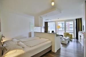 En eller flere senge i et værelse på Duhner Strandhus, S106