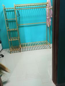 een badkamer met een handdoekrek en een blauwe muur bij BP family room 4 in Ko Mak