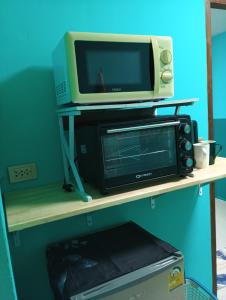 een magnetron en een broodrooster op een plank bij BP family room 4 in Ko Mak