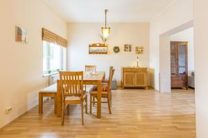 a dining room with a table and chairs at Ferienhaus Klütz in Klütz
