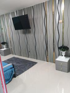 una stanza con una TV a schermo piatto su una parete di BP family room 4 a Ko Mak