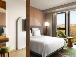 een hotelkamer met een bed en een raam bij Swissôtel Tbilisi in Tbilisi City