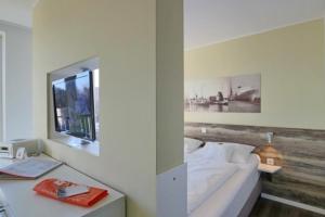 En eller flere senge i et værelse på Duhner Strandhus, S303