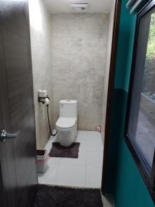 un piccolo bagno con un WC in una stanza di BP family room 4 a Ko Mak