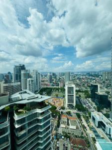 une vue d'une ville avec des bâtiments et des voitures dans l'établissement Sky suites klcc stay Comfortable, à Kuala Lumpur
