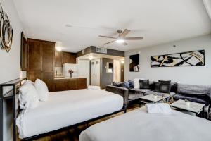 Postel nebo postele na pokoji v ubytování Iconic Vegas Views - 6 comfy Beds, NO RESORT FEES, Center Strip! + 34 fotografií