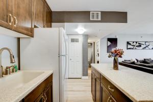 Kuchyň nebo kuchyňský kout v ubytování Iconic Vegas Views - 6 comfy Beds, NO RESORT FEES, Center Strip!